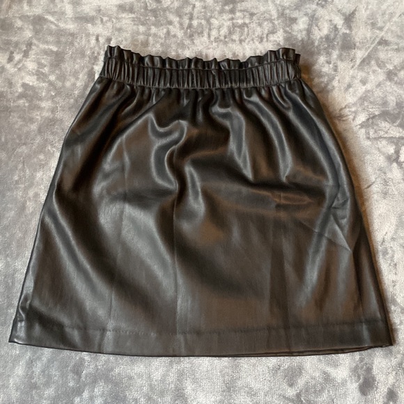LOFT Black Imitation Leather Mini-Skirt - Picture 2 of 9